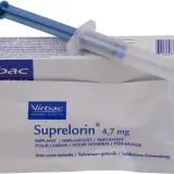 Zestaw do kastracja chemiczna psa: implant Suprelorin 4,7 mg i aplikator.