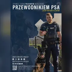 Policjant z psem patrzy w obiektyw. Plakat zachęca do zostania przewodnikiem psa w policji.