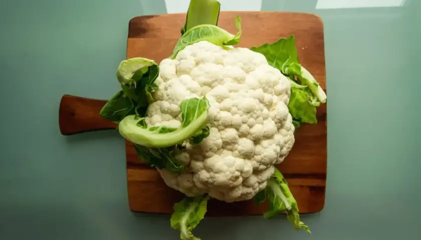 Świeży kalafior na desce. Czy pies może jeść kalafior? Tak, w umiarkowanych ilościach, jako zdrowy dodatek do diety.