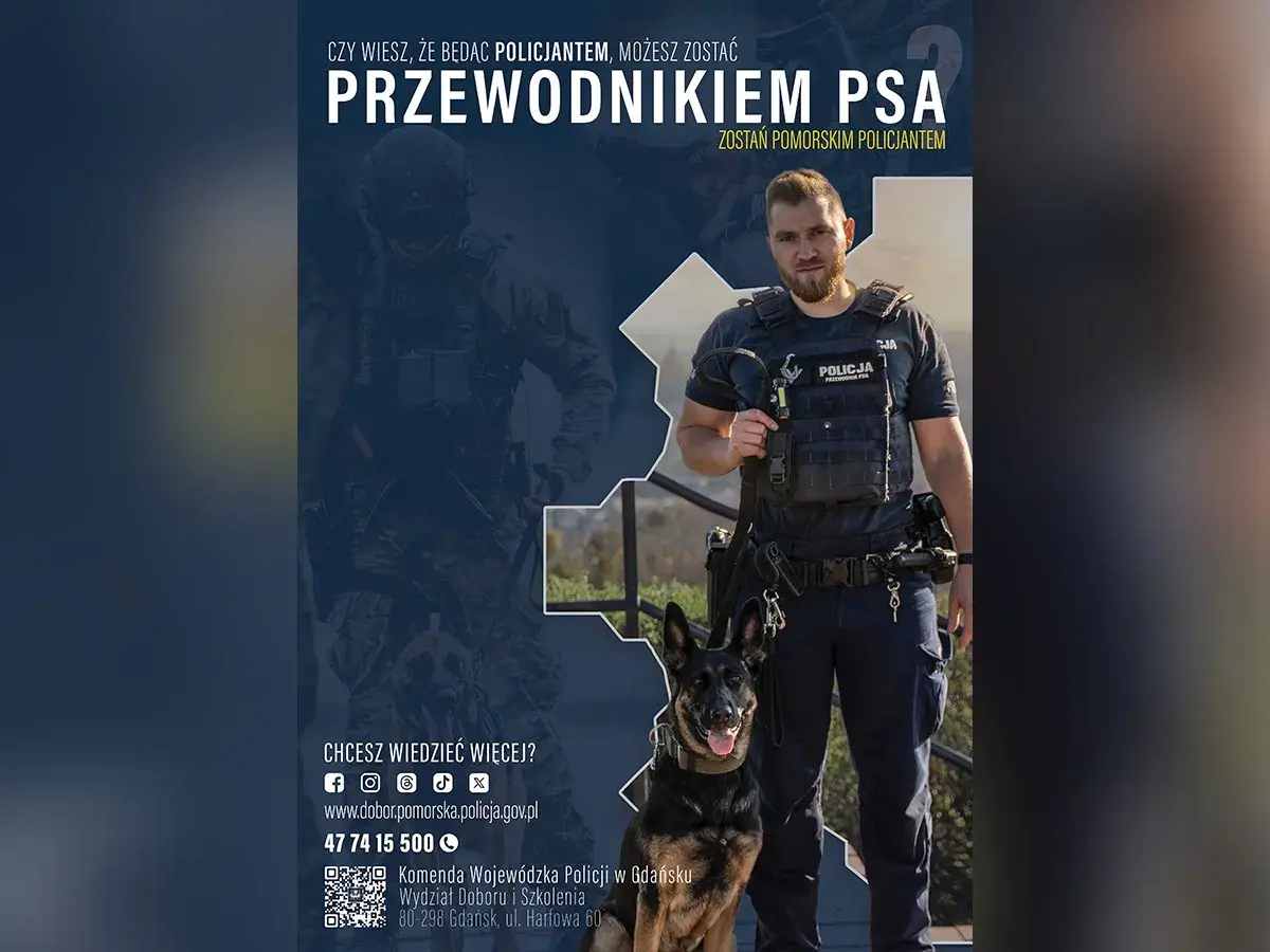 Policjant z psem patrzy w obiektyw. Plakat zachęca do zostania przewodnikiem psa w policji.