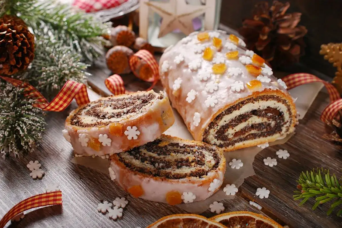 Świąteczna rolada makowa, udekorowana lukrem i kandyzowanymi owocami. Czy pies może jeść mak? Lepiej nie ryzykować, choć ten deser wygląda kusząco.